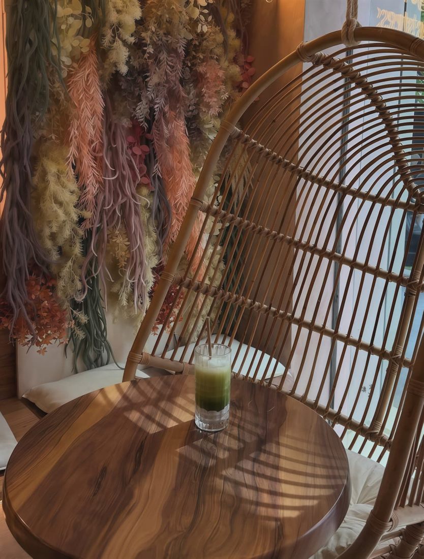 Matcha en el rincón con sillón colgante de Bora Bora Açaí